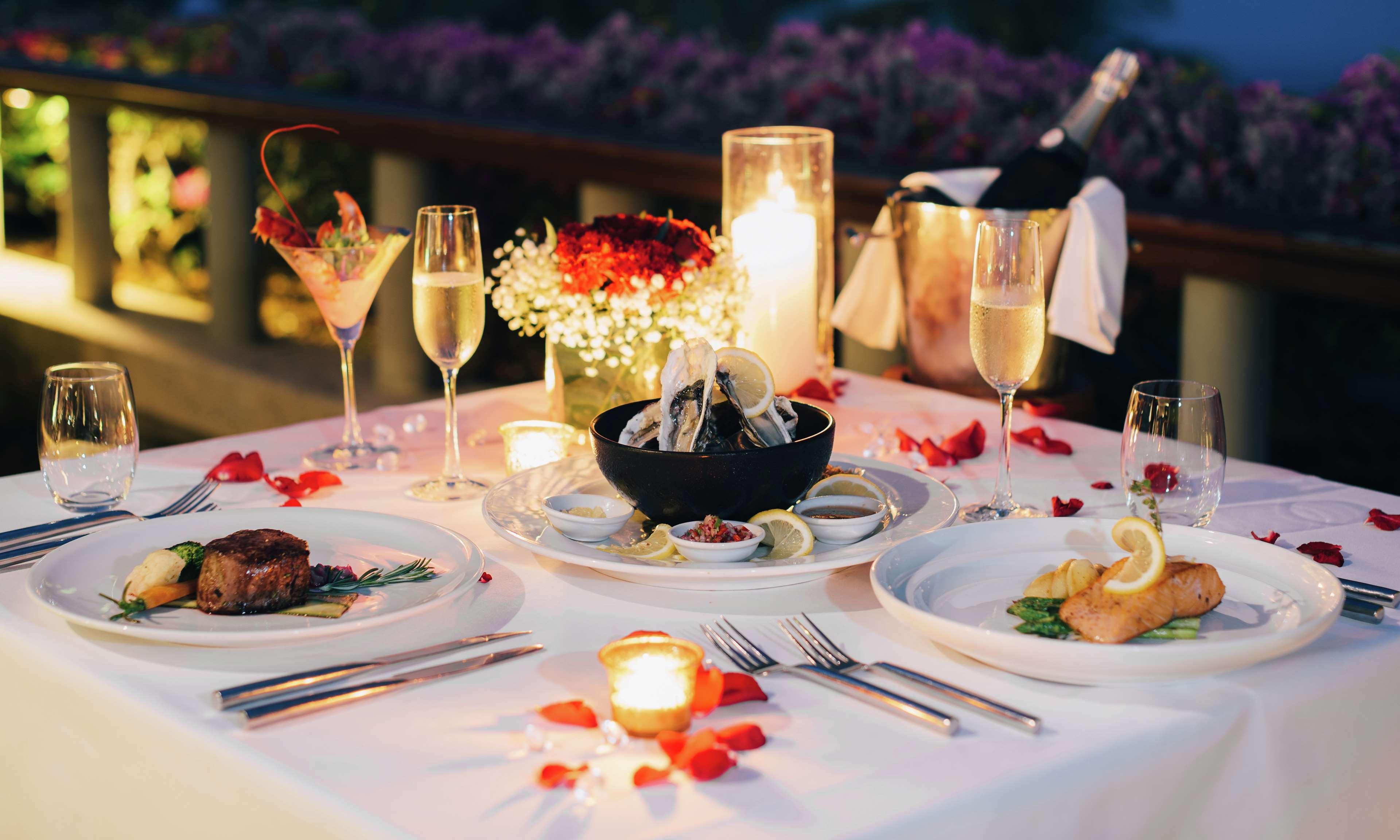 Прекрасный ужин. Романтический ужин. Романтический стол. Романтический ужин на двоих. Столик для романтического ужина.